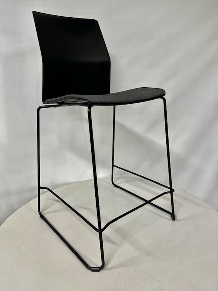 Kinnarps Leia baarituoli, musta/harmaa