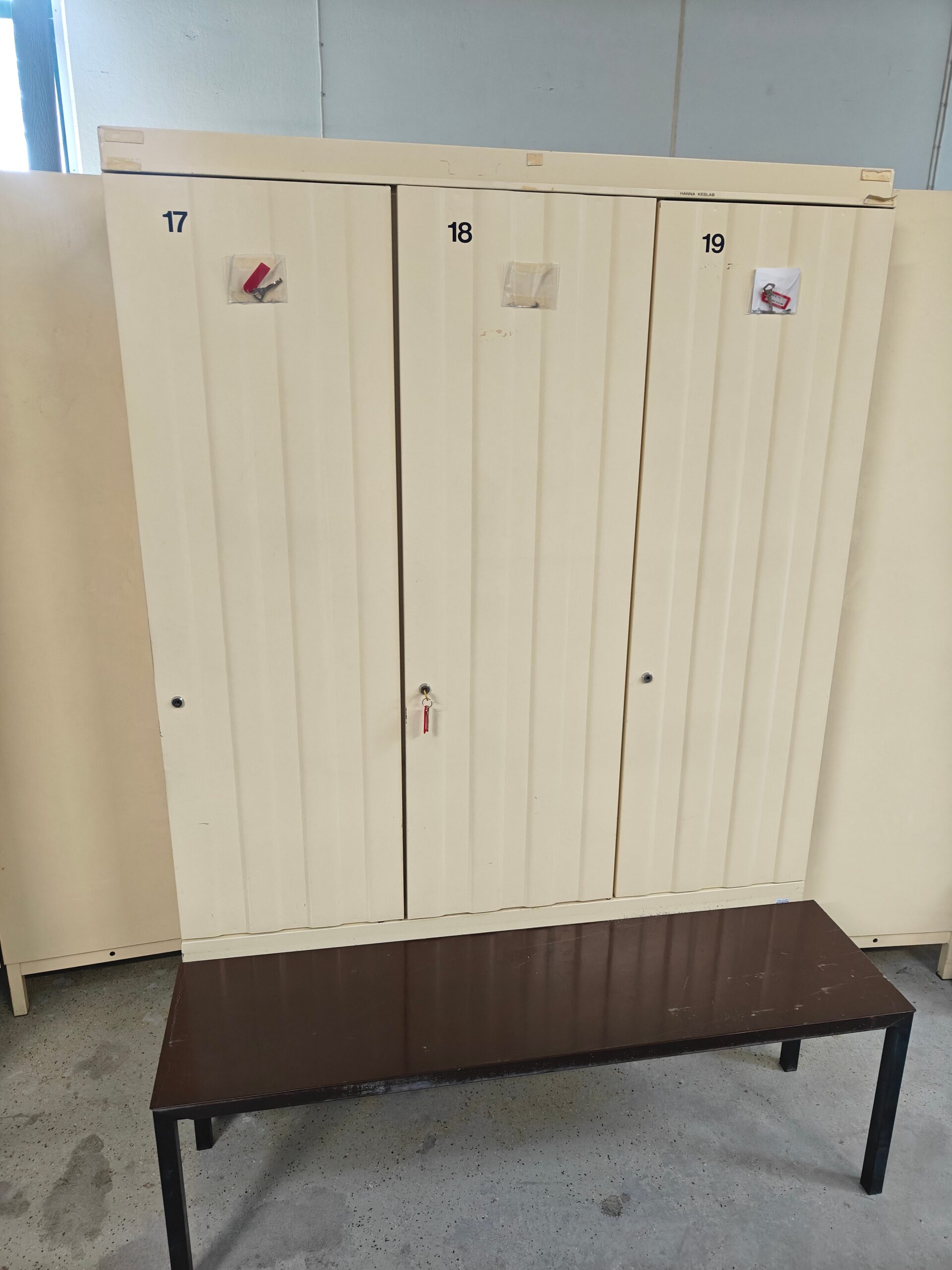 Pukukaappi 3-oven sarja + penkki, beige
