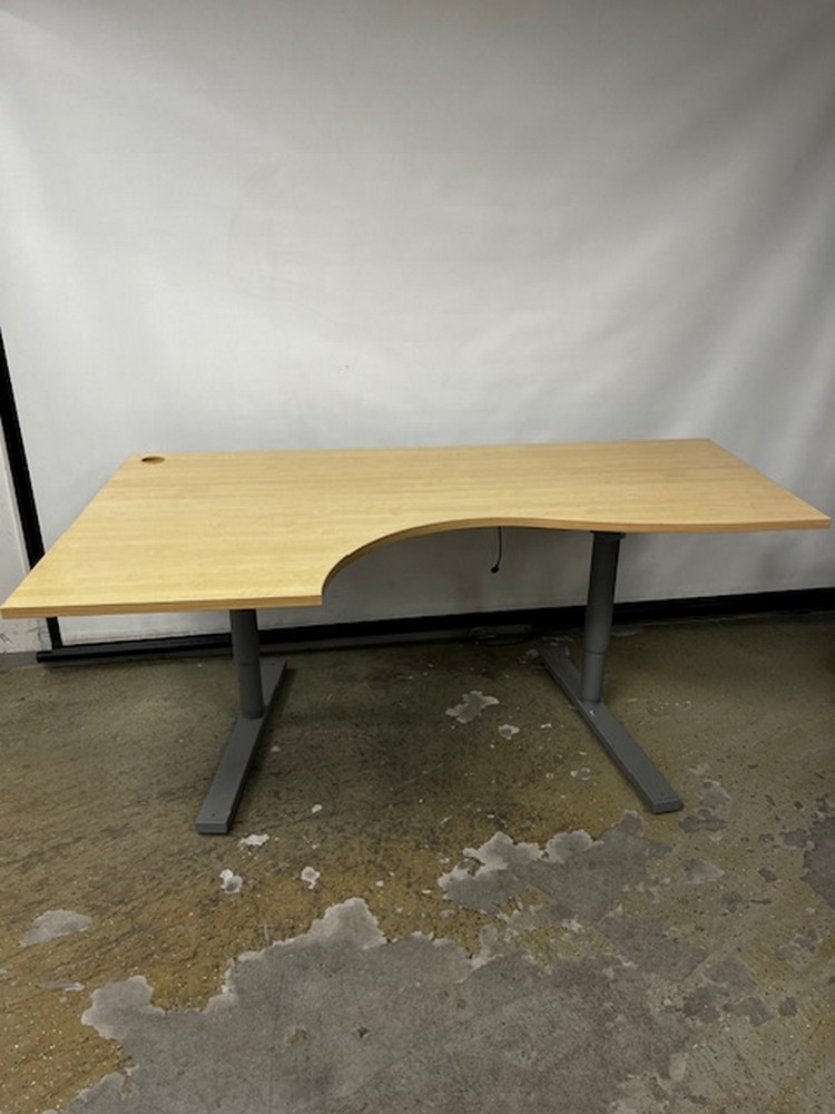 Sähköpöytä Linak L-kansilevy 180x105 cm, vaahtera