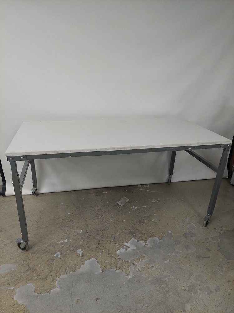 Käytetty pakkauspöytä. Treston